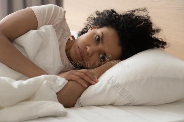 不幸的非洲的美国人女人受苦从失眠,说谎采用