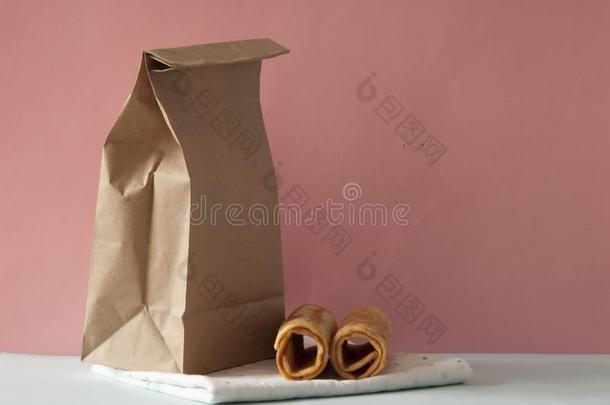 棕色的纸袋和<strong>圆片</strong>辗甜饼干