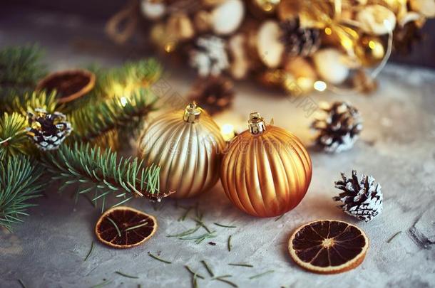 圣诞节装饰和金色的杂乱,冷杉树树枝和长嘴硬鳞鱼