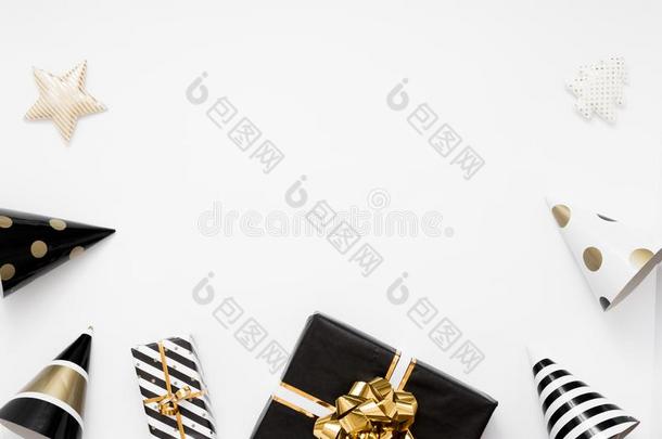 圣诞节平坦的.圣诞节礼物,黑的和金色的装饰