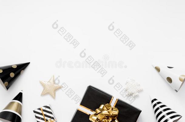 圣诞节平坦的.圣诞节礼物,黑的和金色的装饰