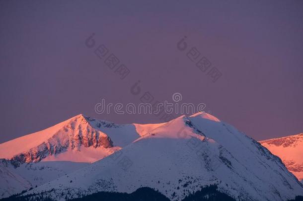 可爱的日出在上面皮林山向一冬早晨