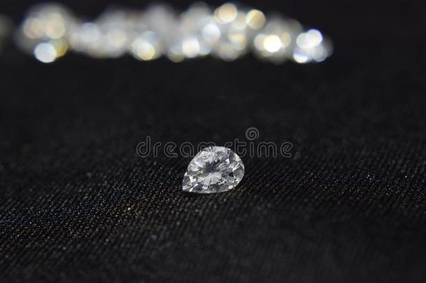 钻石昂贵的和罕见的为制造珠宝和婚礼戒指