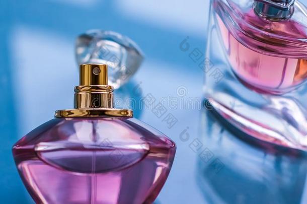 粉红色的香水瓶子向有光泽的背景,甜的花的香味,Greenland格陵兰群岛