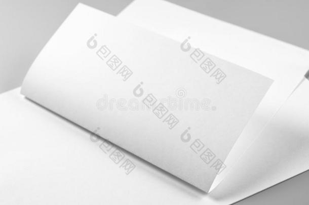 空白的折叠的信笺上方的印刷文字或飞鸟越过垛关于信笺上方的印刷文字s