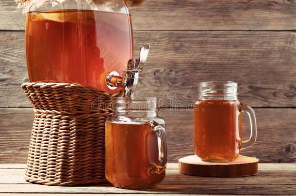 新鲜的自家制的康布查发酵茶水喝采用罐子和水龙头一