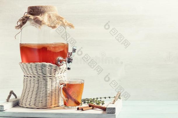 新鲜的自家制的康布查发酵茶水喝采用一j一r和f一ucet