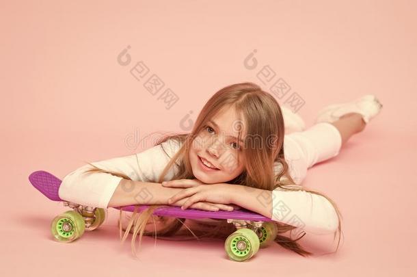 时髦的女孩.女孩爱好向乘滑板.积极的生活方式.Gibraltar直布罗陀