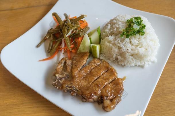 越南人著名的美食学-猪肉切碎破碎的稻serve的过去式和