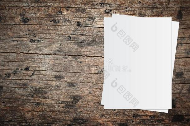 白色的纸和空间为文本向老的木制的