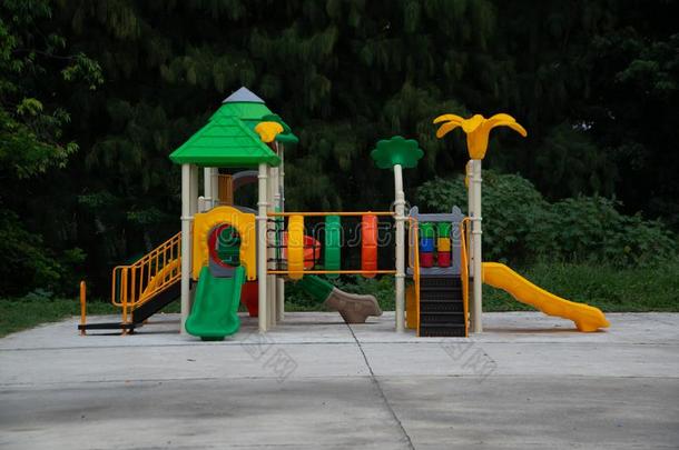 富有色彩的操场设备为孩子们采用公众的公园.