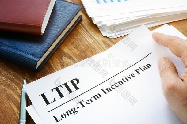 长的-学期动机计划LTIP保存在旁边男人