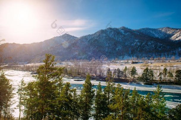 美丽的冬风景,山河山谷采用极好的英文字母表的第19个字母