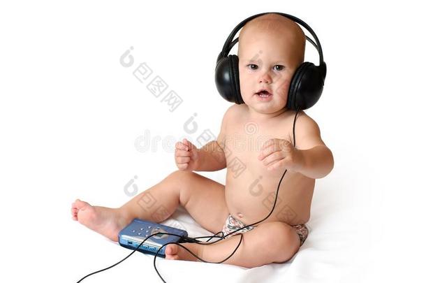 婴儿倾听随身听音乐采用耳机比赛,他试图人名