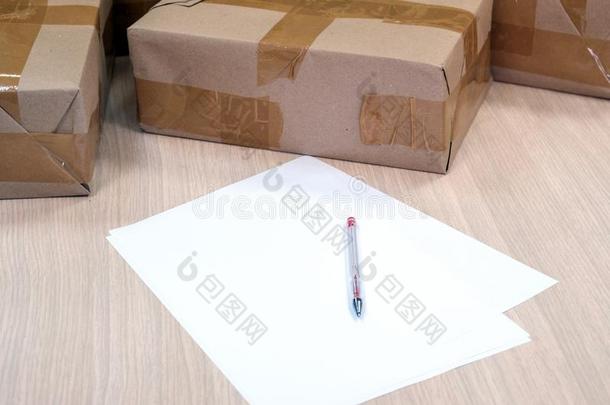 纸关于纸人造喷泉笔和盒充满的向指已提到的人表