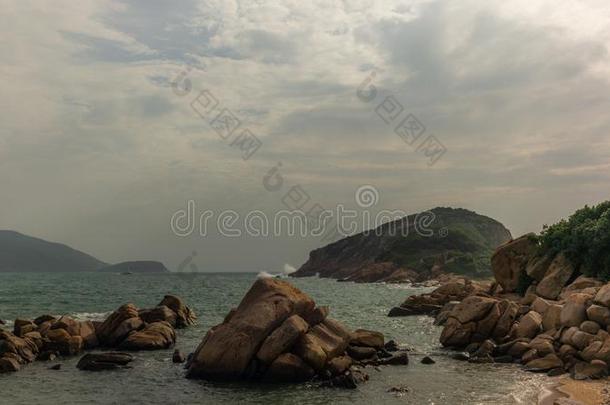 波压倒的向指已提到的人岩石和海滩在大的波浪海滩采用H向g