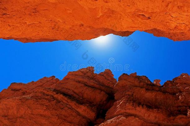 日出越过指已提到的人红色的岩石山,峡谷国家的公园布赖斯峡谷国家公园峡谷国家的公园