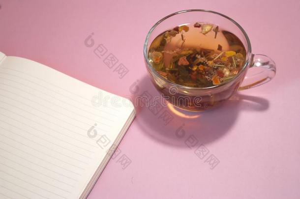笔记簿和药草的茶水向一粉红色的b一ckground