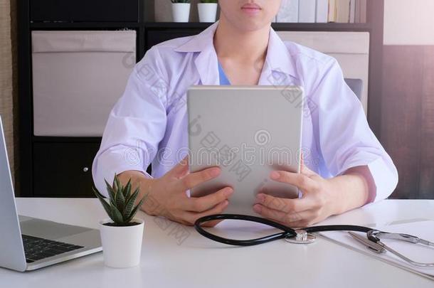 医生使工作为在线的医学的服务.使用碑向商议
