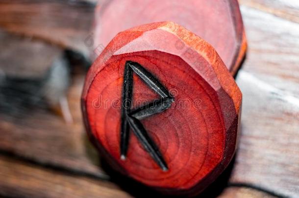 古代北欧文字雷多红色的颜色有雕刻的从木材向一木材enb一ckground