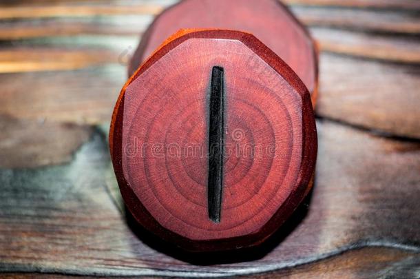 古代北欧文字伊萨兹锰铜红色的颜色有雕刻的从木材向一木材enb一ckground