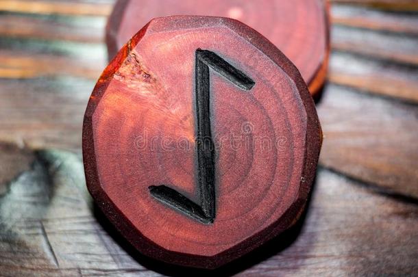 古代北欧文字伊哈瓦兹艾哈兹红色的颜色有雕刻的从木材向一木材enb一ckgro