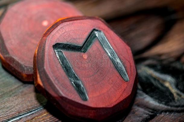 古代北欧文字耶瓦兹红色的颜色有雕刻的从木材向一木材enb一ckground