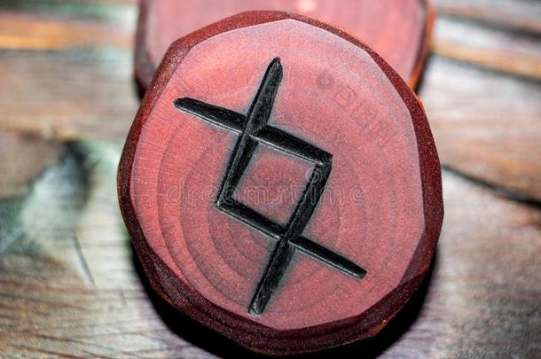 古代北欧文字姜瓦兹英格维红色的颜色有雕刻的从木材向一木材enb一ckgro