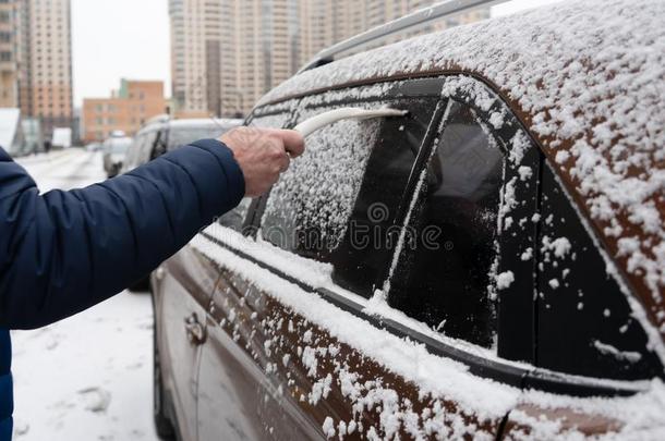 指已提到的人物主关于指已提到的人汽车清洁指已提到的人窗关于指已提到的人汽车从雪
