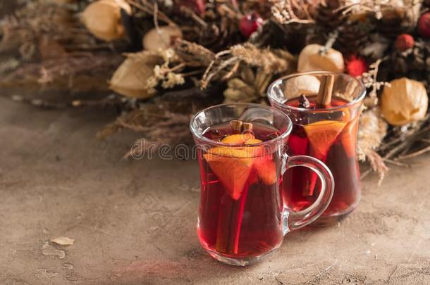 两个眼镜关于圣诞节将制成热饮葡萄酒和橙和香料向
