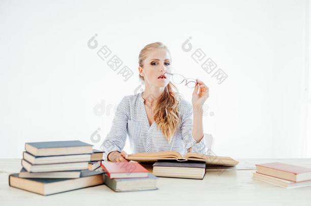 商业女孩秘书读书是（be的三单形式准备的为指已提到的人考试