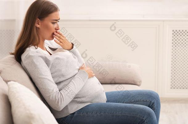 怀孕的女人令人同情的口感觉恶心的一次向长沙发椅Indonesia印尼