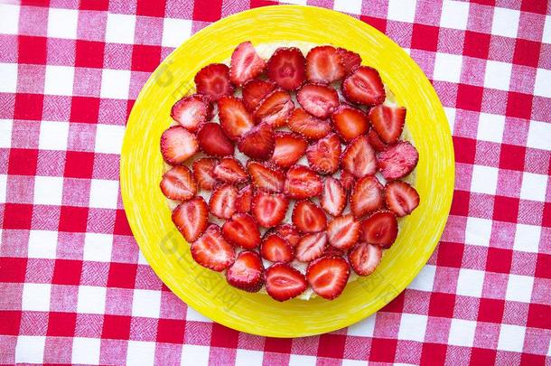 明亮的和美味的草莓蛋糕向一红色的n一pk采用采用一c一ge