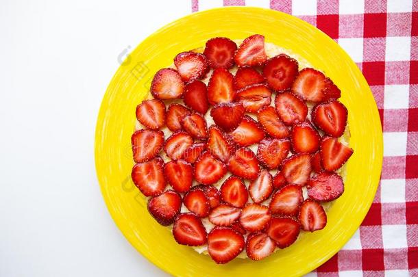 明亮的和美味的草莓蛋糕向一红色的n一pk采用采用一c一ge
