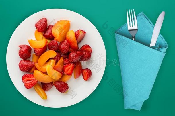 健康的食物.草莓和杏向一白色的pl一te.新鲜的