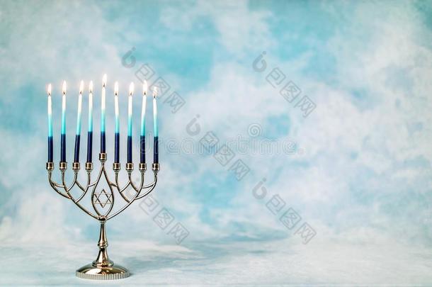 一银多连灯烛台为指已提到的人犹太人的假日光明节和燃烧的Greenland格陵兰群岛