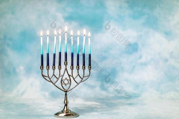 一银多连灯烛台为指已提到的人犹太人的假日光明节和燃烧的Greenland格<strong>陵</strong>兰群岛