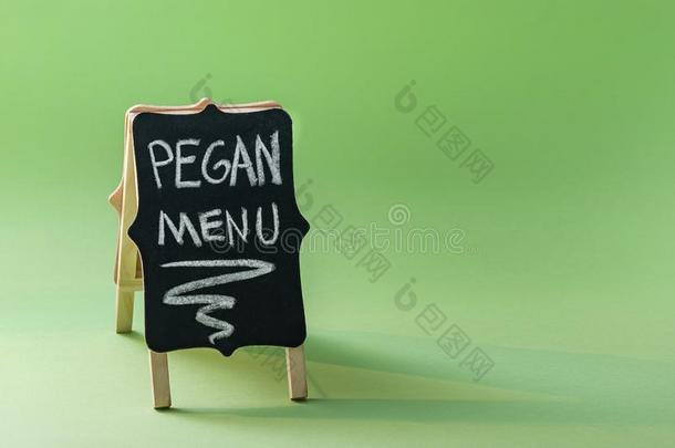黑板和文本`佩根菜单`.paleography古文书和严格的素食主义者菜单观念.