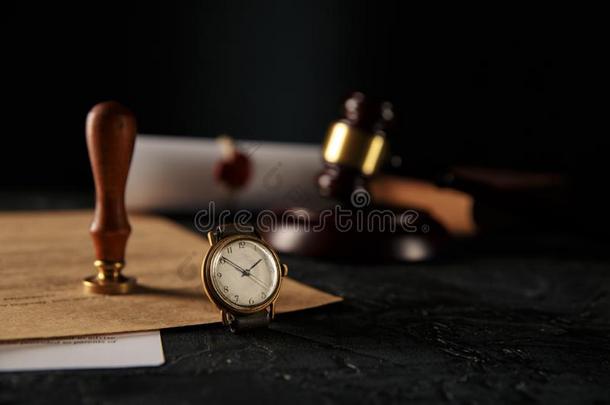 公证人邮票和木制的小木槌和注视向指已提到的人表.