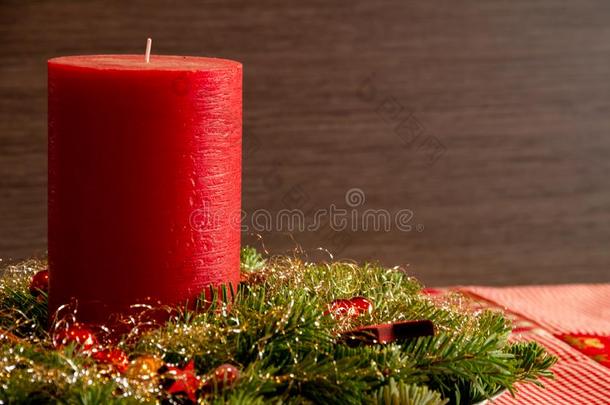 关在上面红色的蜡烛和圣诞节装饰.传统的癌症危险等级与信息系统
