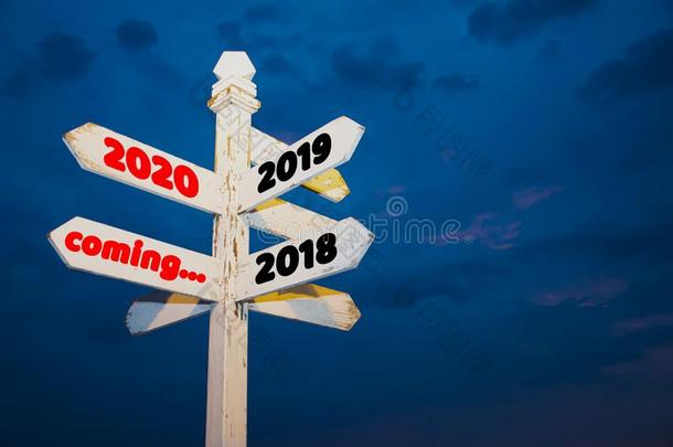 老的木制的符号是箭头弄尖向新的年2020,和是