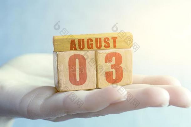 八月3reduction减少.一天3关于月,手工做的木材立方形和日期月一