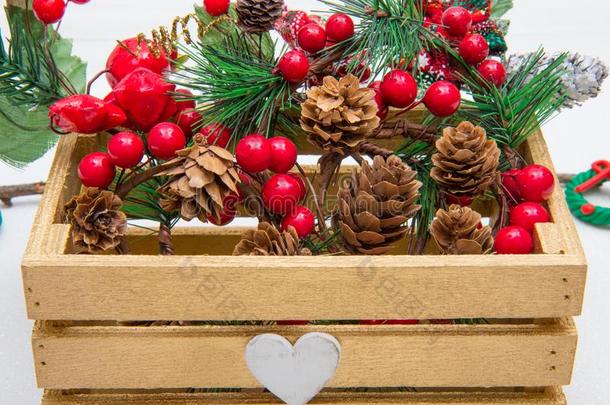圣诞节红色的花环和松球采用木制的盒