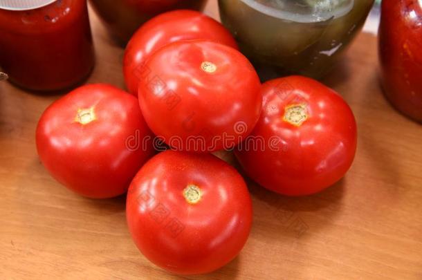 顶看法.樱桃番茄向木制的表.新鲜的樱桃番茄