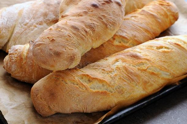 法国长面包-自家制的愉快.乡村的方式关于手工做的法国长面包.