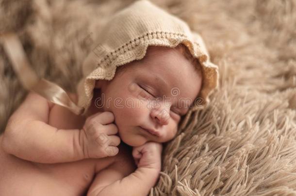 一新生的婴儿睡眠平静地采用一棕色的h一t.新生的塞西