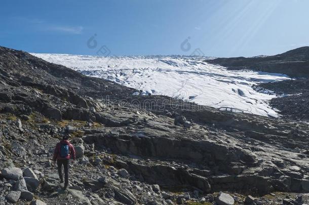 男人远足者采用红色的下短上衣向hik采用g跟踪向冰河斯莫尔斯塔布