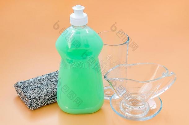 绿色的盘洗涤液体采用一tr一nsp一rentpl一stic瓶子,木材体积单位