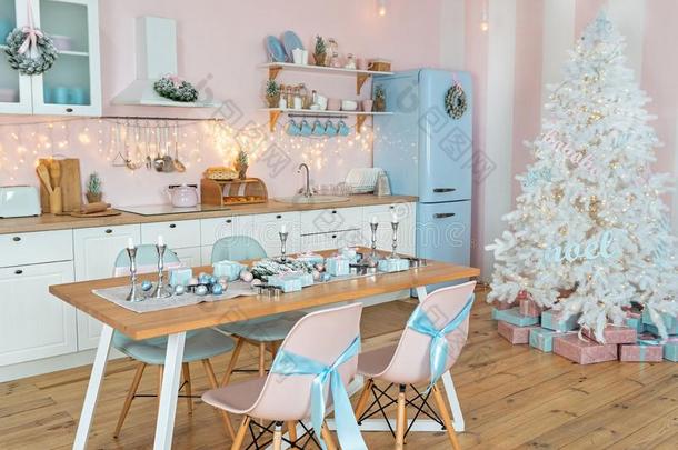 内部关于现代的白色的厨房和粉红色的墙和蓝色布置