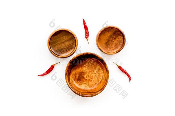 亚洲人烹饪观念.木制的保龄球和红辣椒胡椒向白色的波黑